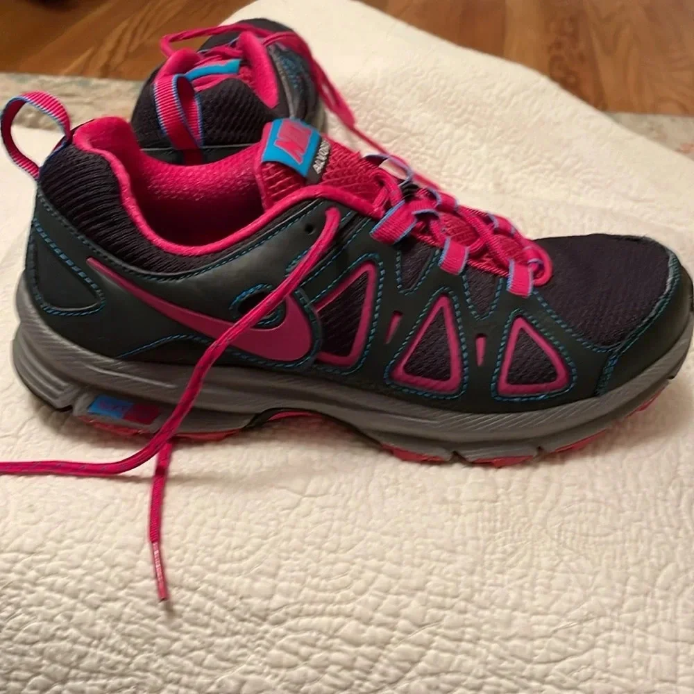 Nike Alvord 10, size 9, women’s sneaker. Black-gray-pink. Very good condition.